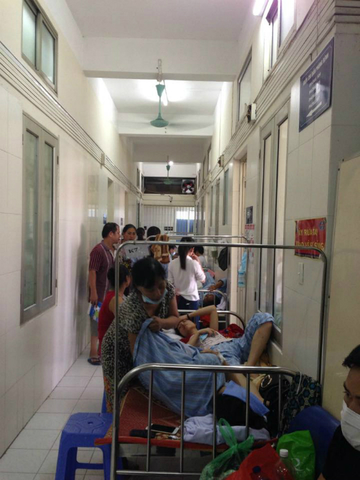 BỆNH NHÂN SỐT XUẤT HUYẾT NẰM CHEN NHAU Ở HÀNH LANG BỆNH VIỆN BỆNH NHÂN SỐT XUẤT HUYẾT NẰM CHEN NHAU Ở HÀNH LANG BỆNH VIỆN